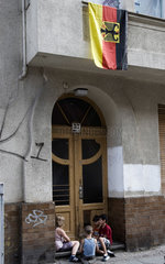 Berlin  Deutschland  Deutschlandfahne mit Bundesadler an einem Balkon