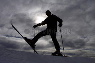 Innichen  Italien  Skifahrer auf der Piste im Gegenlicht