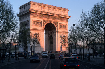 Paris  Frankreich  Arc De Triomphe erwacht am Morgen