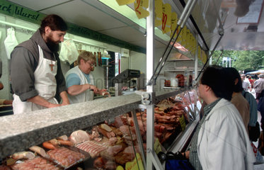 Zehdenick  Deutschland  Fleisch- und Wurstverkauf auf dem Wochenmarkt