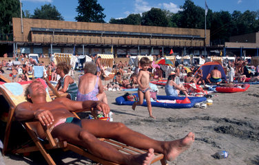 Berlin  Deutschland  Sonnenanbeter im Strandbad Wannsee