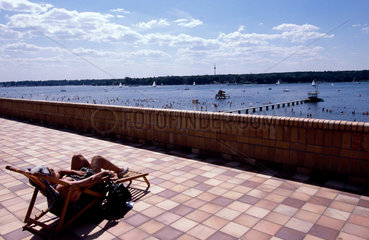 Berlin  Deutschland  Sonnenanbeterin im Strandbad Wannsee