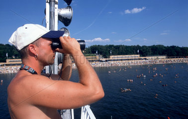 Berlin  Deutschland  Rettungsschwimmer am Strandbad Wannsee