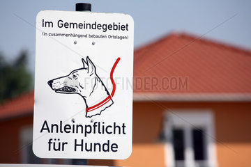 Neu Lindenberg  Schild fuer die Anleinpflicht von Hunden