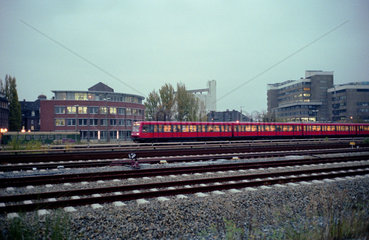 Vorbeifahrende S-Bahn im Westhafen  Berlin