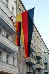 Berlin  Deutschland  Deutschlandfahne an einem Wohnhaus