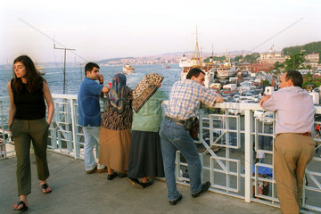 Fussgaengerbruecke mit Blick auf den Bosporus in Istanbul
