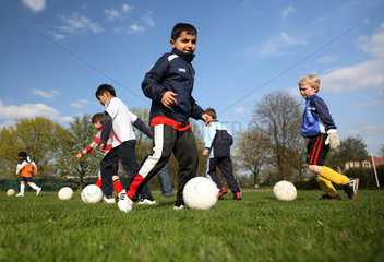 Berlin  Deutschland  Kinder beim Fussballtraining