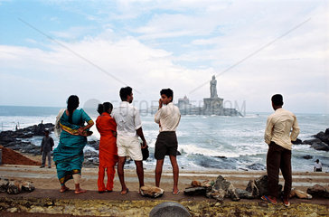 Pilger am Strand von Cape Comorin im Sueden Indiens
