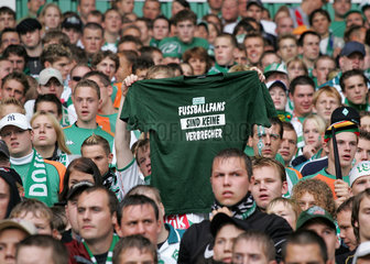 T-Shirt mit Aufschrift -Fussballfans sind keine Verbrecher- im Weser-Stadion  Bremen