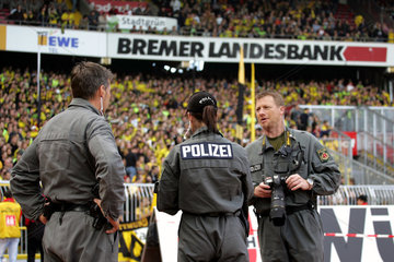 Fotografierende Polizisten vor der Fankurve im Weser-Stadion  Bremen