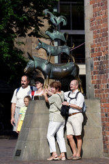 Bremen  Touristen vor dem Denkmal der Bremer Stadtmusikanten