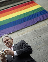 Berlin  Deutschland  Berlins Regierender Buergermeister Klaus Wowereit (SPD) hisst die Regenbogenfahne