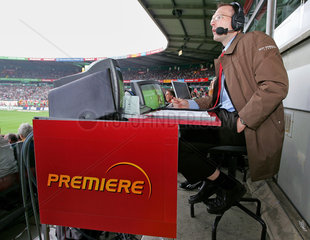 Reporter des Fernsehsenders Premiere waehrend eines Bundesligaspiels im Weser-Stadion