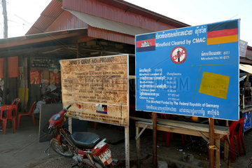 Siem Reap  Kambodscha  Hinweisschild zu einem gesaeubertes Mienenfeld