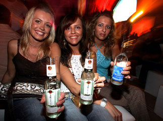 Junge Frauen mit Alko-Pops bei einer von der Firma Bacardi veranstalteten Party