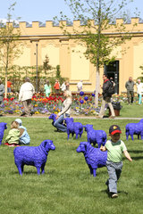BUGA 2007: Skulpturen von Schafen und Besucher im Hofwiesenpark in Gera