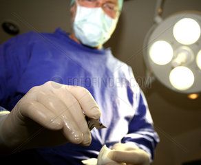 Chirurg mit Skalpell bei einer ambulanten Operation