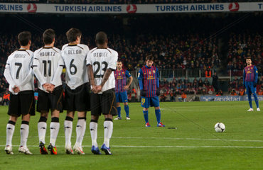 Barcelona  Spanien  Leo Messi von FC Barcelona beim Freistoss gegen den FC Valencia