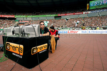 Reporter des Fernsehsenders -Arena- waehrend eines Bundesligaspiels im Weser-Stadion