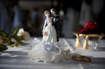 Wismar  Deutschland  kleine Porzellanfiguren eines Hochzeitspaares