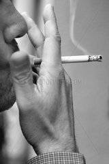 Mann zieht genussvoll an einer Zigarette