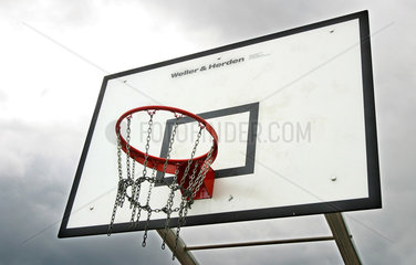 Basketballkorb vor Wolkenhimmel