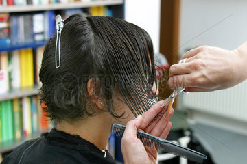 Friseur Schwarzarbeit - nachgestelltes Foto