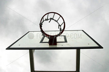 Basketballkorb vor Wolkenhimmel