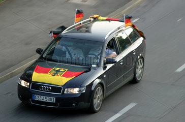 Auto mit Deutschlandfahnen