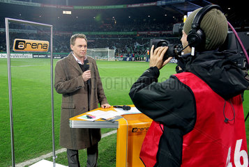Moderator Steven Gaetjen des Fernsehsenders -Arena- vor einem Fussball-Bundesligaspiel