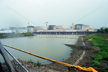 Blick ueber das Kuehlwasserbassin zum Atomkraftwerk Cernavoda  Rumaenien