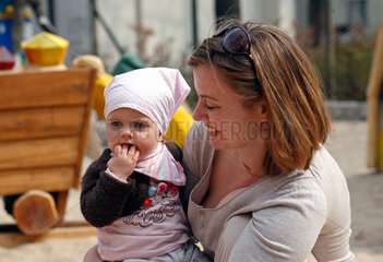 Berlin  Deutschland  eine Mutter mit ihrer Tochter auf dem Spielplatz Zwergenland