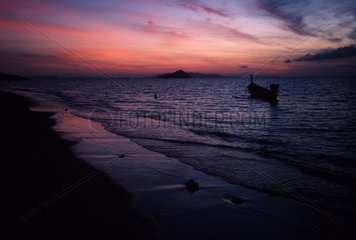 Sonnenuntergang auf der Insel Ko Lanta in Thailand