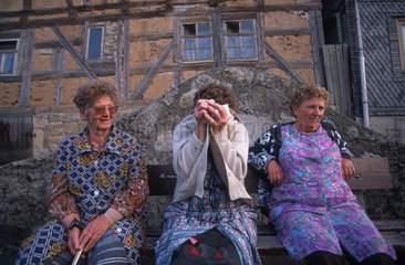 Drei alte Damen albern rum