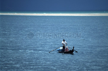 Fischer steuert die Insel Ko Lanta (Thailand) an