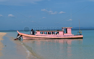 Faehre legt von der Insel Ko Lanta (Thailand) ab