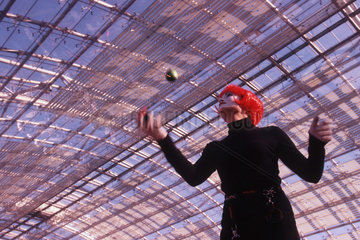 Frau jongliert auf der Leipziger Buchmesse