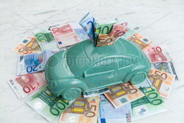 Hamburg  Sparbuechse in Form eines gruenen Beetle mit Euro-Scheinen