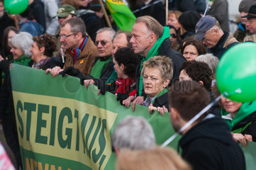 Berlin  Deutschland  Juergen Trittin und Renate Kuenast auf einer Grossdemonstration gegen Atomkraft