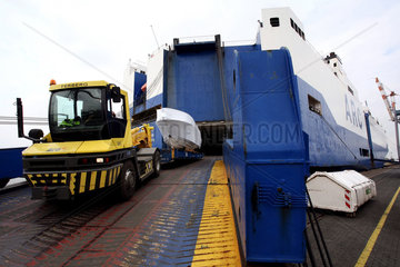 Bremerhaven  ein Transporter der BLG entlaedt ein verpacktes Motorboot