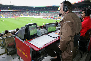 Reporter des Fernsehsenders Premiere waehrend eines Bundesligaspiels im Weser-Stadion