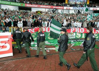Polizisten vor einer Fankurve im Weser-Stadion  Bremen