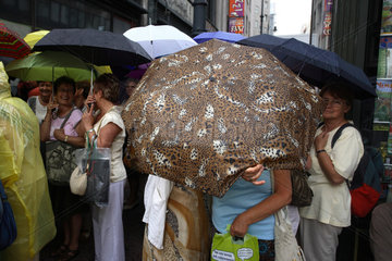 Menschen unter Regenschirmen in Budapest