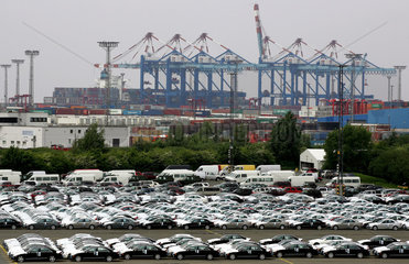 Fabrikneue Personenkraftwagen im Hafen von Bremerhaven