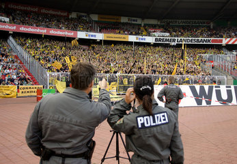 Fotografierende Polizisten vor der Fankurve im Weser-Stadion  Bremen