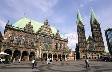 Bremen  historisches Rathaus (links) und Bremer Dom