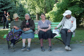 Senioren auf einer Parkbank  Kaliningrad  Russland
