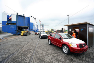 Fabrikneue PKW  Typ Dodge Caliber werden in Bremerhaven entladen