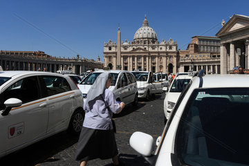 Vatikanstadt  Staat der Vatikanstadt  Nonne geht an Taxis vorbei